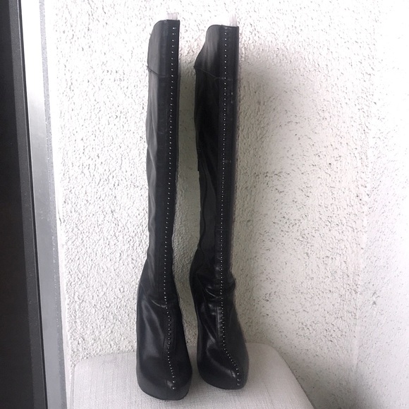 Signature Report Black Leather Knee Hi Boots - Picture 2 of 8